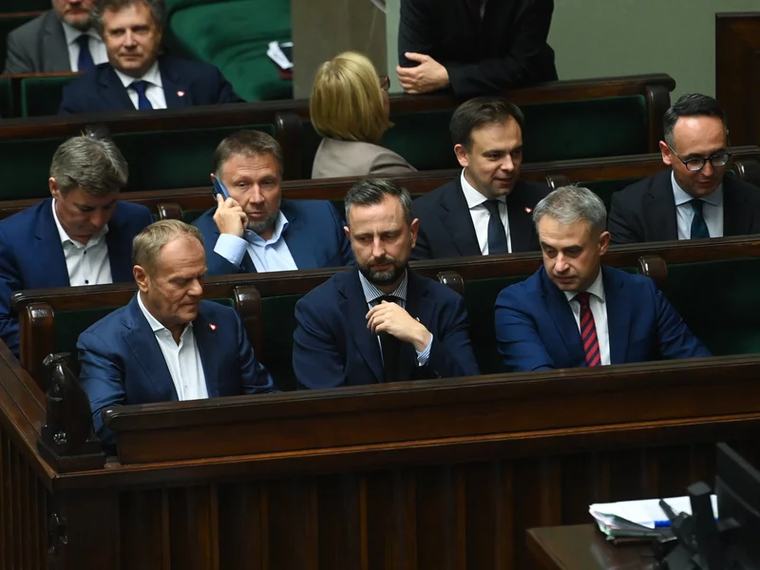 Polacy źle oceniają rząd, ale Tusk ma powody do radości. Jest nowy sondaż