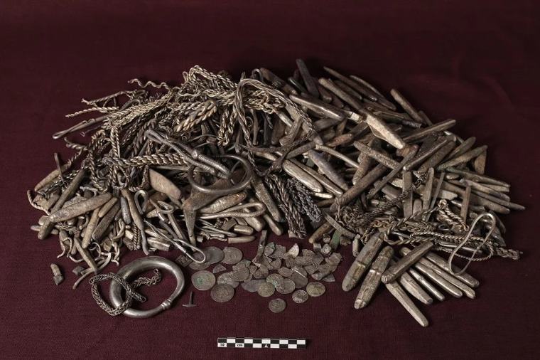 Odkrył niezwykły skarb wikingów. 18,5 kg srebra czekało w ziemi od 1100 lat