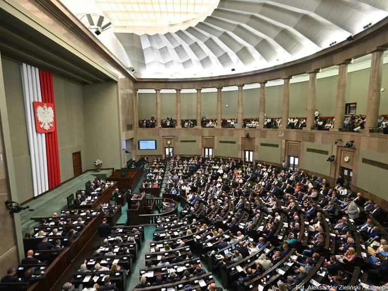 KO wygrywa, ale to prawica może przejąć władzę. Zaskakujący układ sił