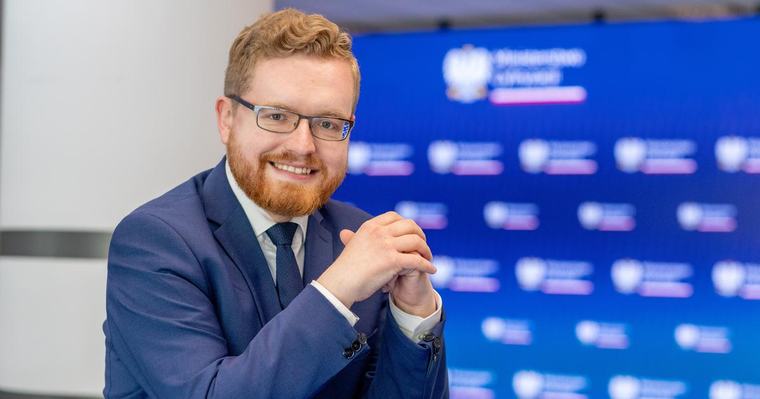 16:39 Polska i Czechy osiągnęły porozumienie ws. gigafabryki AI. Trzy konsorcja szykują się do przetargu