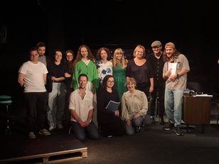 Emigracja Malcolma XD na scenie. Amatorzy zagrali razem z aktorami Teatru Powszechnego w Radomiu i rozmawiali z tajemniczym autorem