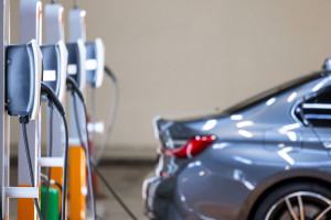 Elektryki tanieją szybciej niż auta spalinowe. Te modele tracą najwięcej na wartości