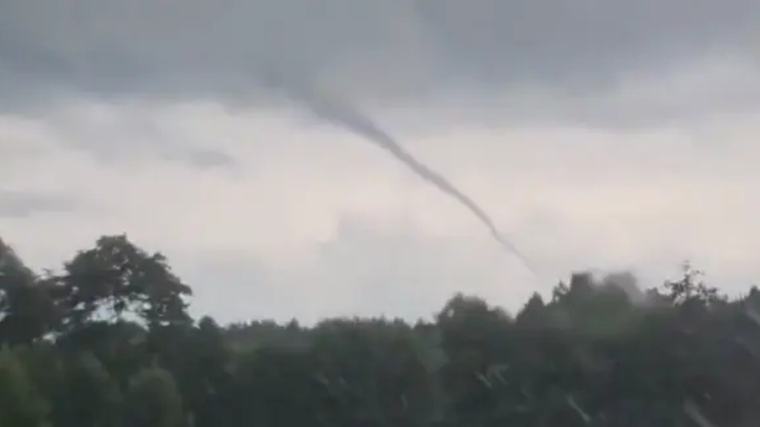 17:35 Trąba powietrzna zdewastowała Kłecko. Pas zniszczeń ma prawie 2 kilometry
