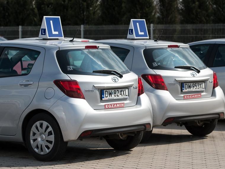 Tysiące złotych zostaną w kieszeni? Młodzi mają uczyć się jeździć za darmo