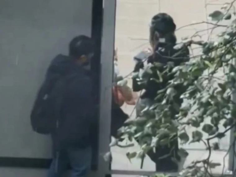 Imigrant w środku dnia masturbował się przy przystanku w Warszawie