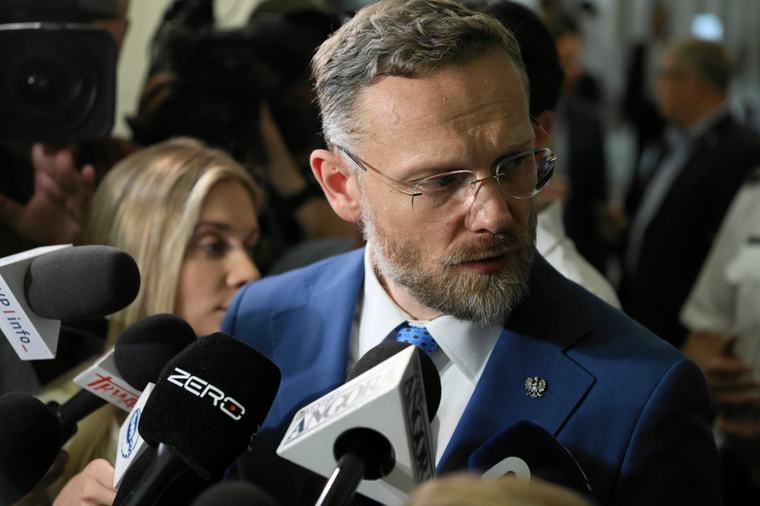 Bogucki dał Hołowni prezent urodzinowy. "Staram się być życzliwym"