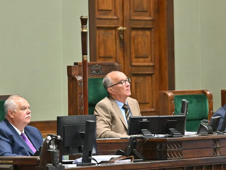 Ci posłowie koalicji głosowali przeciwko Berkowi. Wśród nich Czarzasty