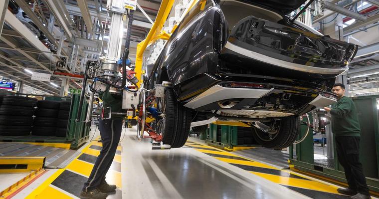 15:02 Jaguar Land Rover szykuje wielkie cięcia. Pracę może stracić 4 tys. osób