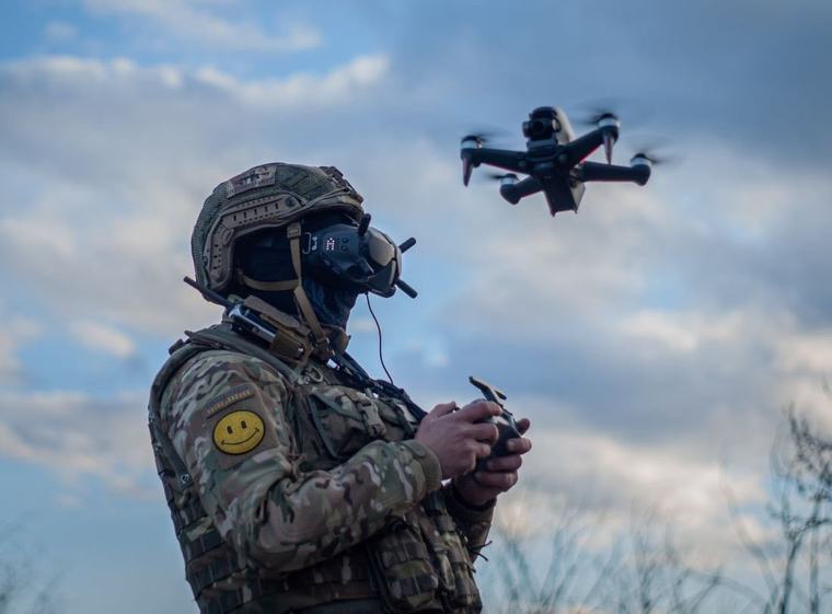 Drony zamieniają drogi w pułapki. Rannych ewakuują roboty