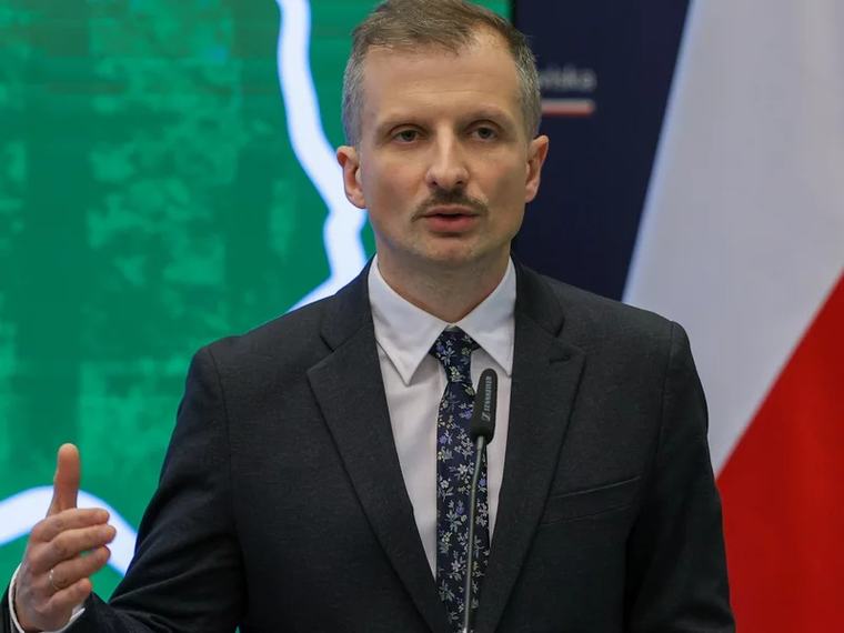 Kontrowersyjny wiceminister złożył dymisję. "Nie będę udawał fałszywej skromności"