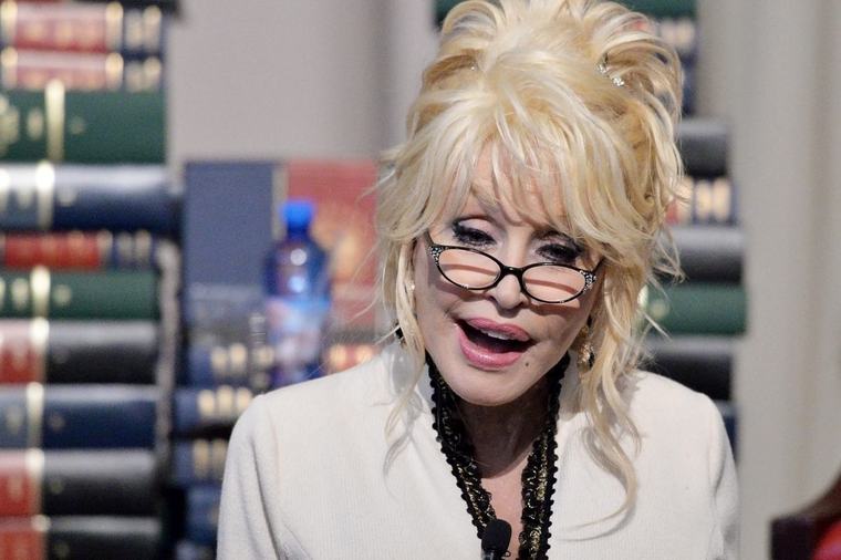 Ojciec Dolly Parton nigdy nie nauczył się czytać. Dziś korzystają na tym miliony rodzin