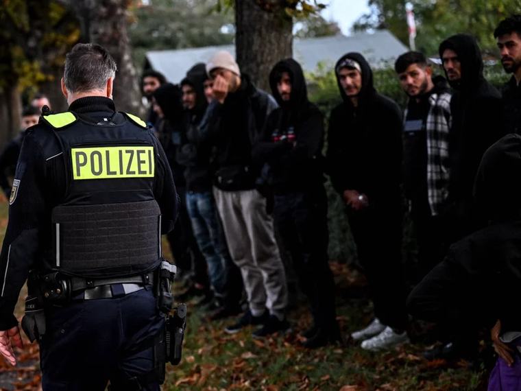 "Zmierzamy ku katastrofie". Niemcy mają problem z migrantami