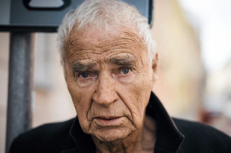 Wyjechał na wakacje, do Polski już nie wrócił. Przy pisarzu do końca trwała młodsza o 28 lat żona